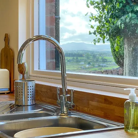 Fell View - Dog-friendly House, Enclosed Garden & Great Views * Penrith